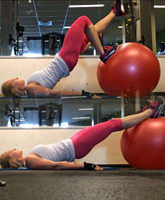 ULIKE ØVELSER: Catrine trener også styrke med egen kroppsvekt. Her gjør hun hofteløft som blir ekstra tung med ball.