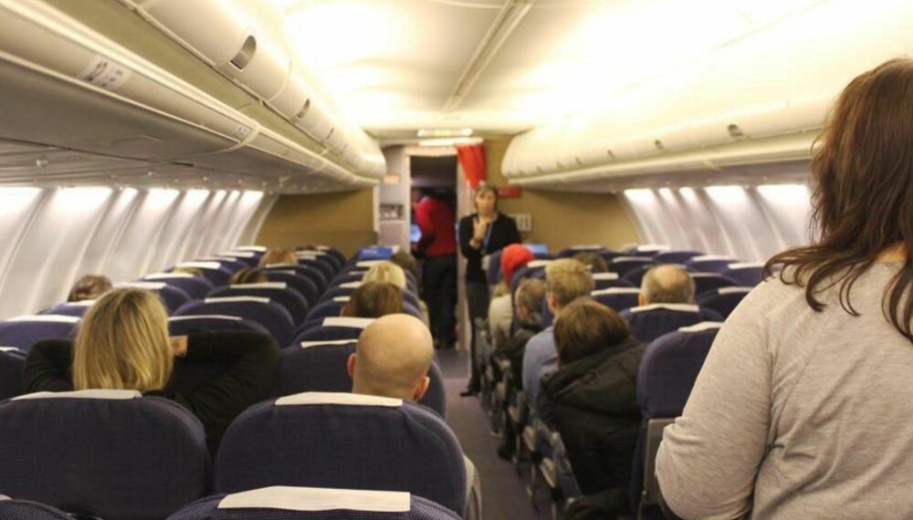 OM BORD: Ellen Halvorsen forklarer hva som skjer om bord i et fly. OM BORD: Ellen Halvorsen forklarer hva som skjer om bord i et fly.