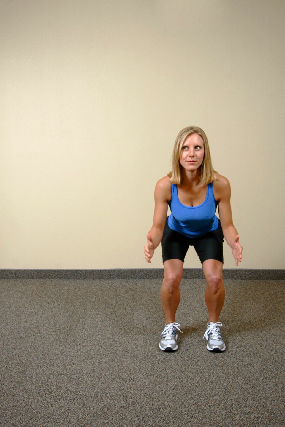 KNEBØY: Stå foran speilet mens du tar knebøy. Om knærne går innover har du sannsynlig overpronasjon når du løper.