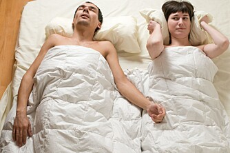 FORSTYRRENDE: Eksperten foreslår at partner bruker ørepropper eller sover på et annet rom dersom søvnpraten blir veldig forstyrrende. Men, det er heller ikke farlig å vekke søvnsnakkeren, som regel varer ikke søvnpraten lenge.