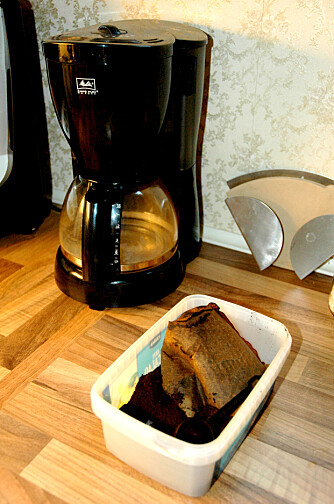 PRAKTISK: Du kan enkelt samler kaffegruten i en plastboks, som denne gamle Bacalao-boksen. Står den ved siden av trakteren, er det ekstra praktisk - du kan bare dumpe filteret og innholdet der når du trakter en ny kanne. Om det får tørke litt, er det enklere å tømme filteret uten søl. PRAKTISK: Du kan enkelt samler kaffegruten i en plastboks, som denne gamle Bacalao-boksen. Står den ved siden av trakteren, er det ekstra praktisk - du kan bare dumpe filteret og innholdet der når du trakter en ny kanne. Om det får tørke litt, er det enklere å tømme filteret uten søl.