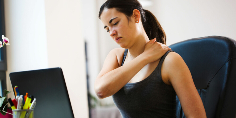 STIV NAKKE: Svært mange i stillesittende jobber får etter hvert problemer med både rygg og nakke. Slik kan du forebygge det.