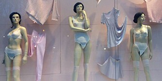 UTSTILLINGSDUKKER SOM SKJØNTE DET: Kleskjeden American Apparel sørget for at modellene i vinduet hadde rikelig med kjønnshår. © Faksimile fra Styleit/lipstiq.com 