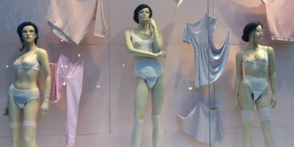 UTSTILLINGSDUKKER SOM SKJØNTE DET: Kleskjeden American Apparel sørget for at modellene i vinduet hadde rikelig med kjønnshår. © Faksimile fra Styleit/lipstiq.com