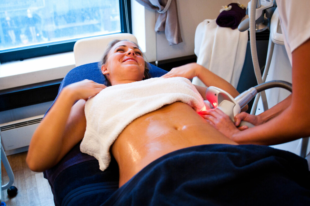 SLIK SER DET UT: En av Detox-behandlingene utføres ved hjelp av ultralyd. Dette er på Your Skin i Oslo.