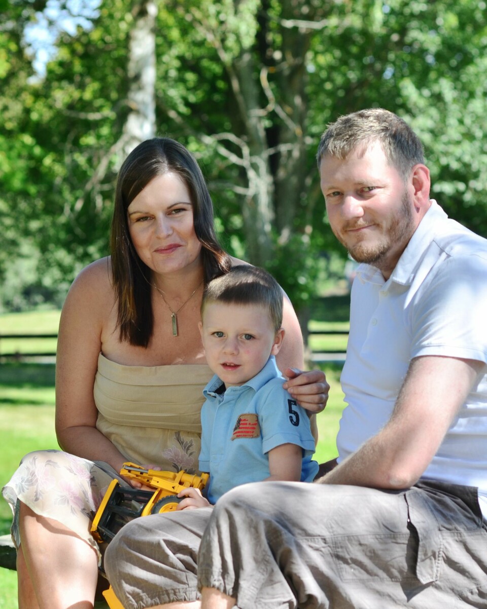 FORNØYD: Statistikken for samlivsbrudd er høy etter en slik hendelse. – Det er først og fremst takket være Ronny at vi har klart det. Han godtar at jeg har forandret meg, sier Pernille. Her er de to med sønnen Jasper.