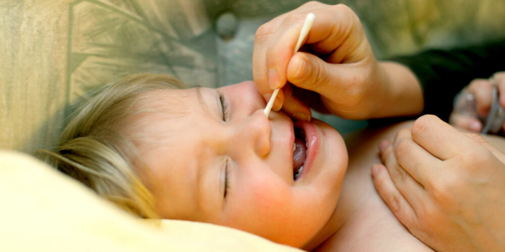 KAN BRUKES I NESEGANGEN: Små barn har små nesebor. Her kan det være fornuftig å bruke en fuktet bomullspinne til å fjerne størknet nesesekret, dersom det er til irritasjon for barnet. Pass på at du ikke bruker kraft, og at bomullen er fuktig nok til å løse opp busene.