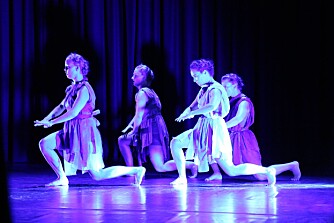 DANS OM KVINNER: Danseforestillingen 5me av KompaniKonta. På bildet er danserne Anita Vilenica, Malene Aarseth, Marit Gjølme Dalva, Matilda Bosson og Anne Sjøbakken Fleiner. DANS OM KVINNER: Danseforestillingen 5me av KompaniKonta. På bildet er danserne Anita Vilenica, Malene Aarseth, Marit Gjølme Dalva, Matilda Bosson og Anne Sjøbakken Fleiner.