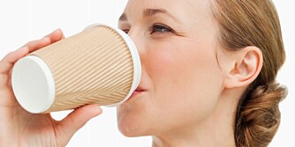 DYR KAFFE: Kjøper du et par kaffekopper i uken fra en kaffebar, vil du betale cirka 2755 kroner iløpet av et helt år. DYR KAFFE: Kjøper du et par kaffekopper i uken fra en kaffebar, vil du betale cirka 2755 kroner iløpet av et helt år.