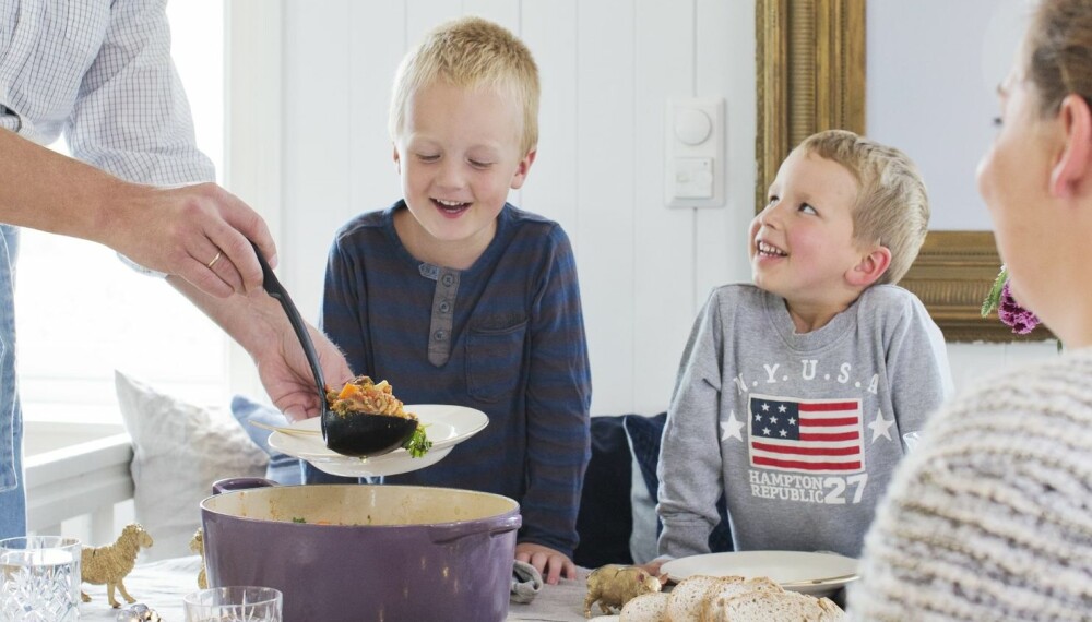 TAR SØNDAGSMIDDAGEN TILBAKE: Gard (4) og kompisen Adrian hjelper de voksne med søndagsmiddagen og synes det er stas når det blir satt av litt ekstra tid til den. Foto: Jorunn Tharaldsen.