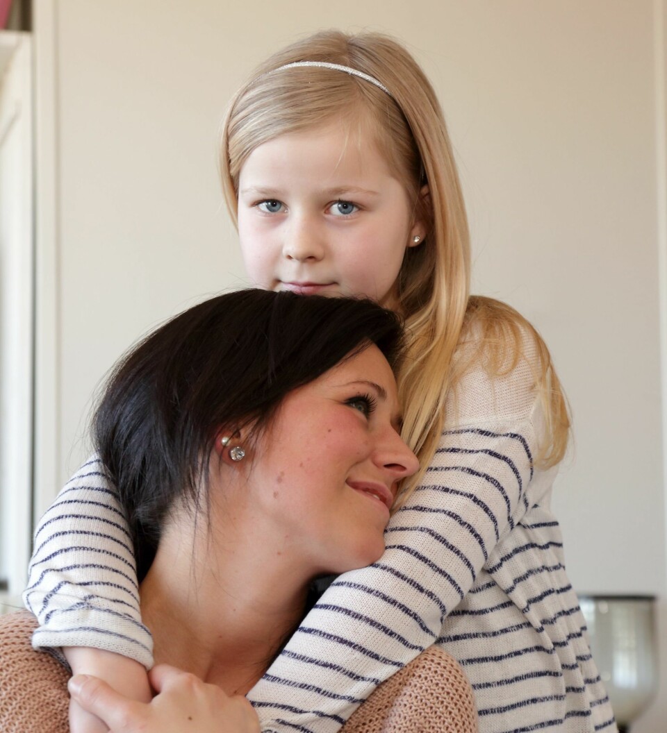 TAKKNEMLIG: Line Emilie Gjørtz (27) er takknemlig for at datteren Thea (9) holdt hodet kaldt og ringte etter hjelp. Det reddet trolig livet hennes.