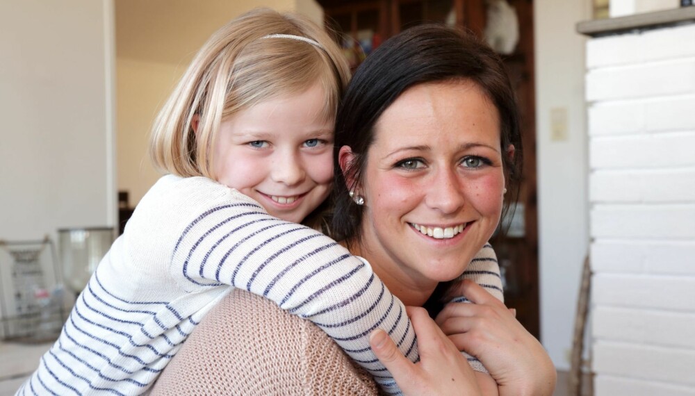 REDDET MAMMA: Da Thea var fem år gammel, segnet mamma Line Emilie Gjørtz om av hjernehinnebetennelse. Theas snarrådighet reddet mammas liv. REDDET MAMMA: Da Thea var fem år gammel, segnet mamma Line Emilie Gjørtz om av hjernehinnebetennelse. Theas snarrådighet reddet mammas liv.