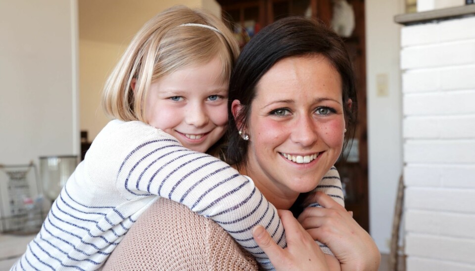 REDDET MAMMA: Da Thea var fem år gammel, segnet mamma Line Emilie Gjørtz om av hjernehinnebetennelse. Theas snarrådighet reddet mammas liv.
