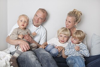 SAMMENSVEISET FAMILIE: Tobias (t.h.) sammen brødrene Julius (1), Emil (6), pappa Alexander Berg Eriksen og mamma Marte Gjerde Nilsen. 