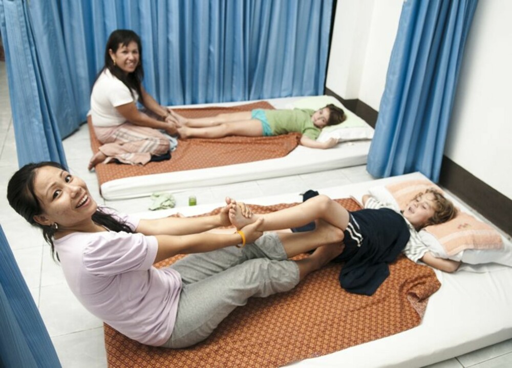 Tickling massage. Тайский массаж ног. Тайский массаж детям. Щекотка терапия. Тайский массаж ногами по спине.