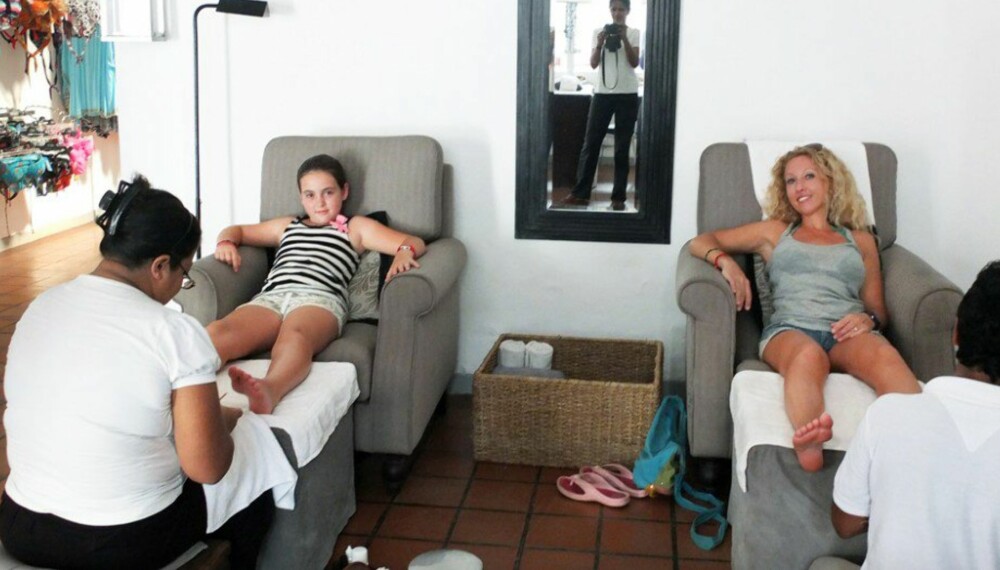 JENTEDAG: Vibeke Montero og datteren Siena synes et par timer på spa er et deilig avbrekk i familieferien.