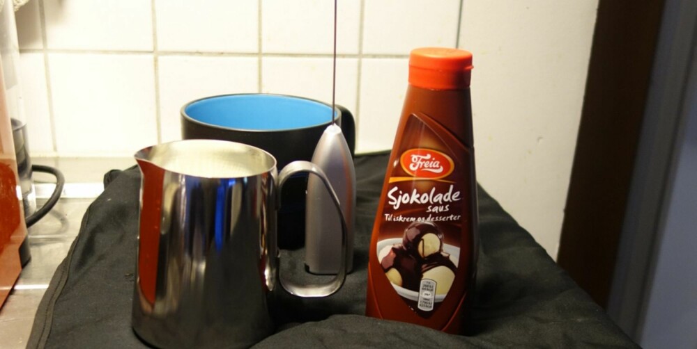 UTSTYR: For å bli kveldens barista trenger du hovedsakelig tre ting; melk, sjokoladesaus og melkeskummer.