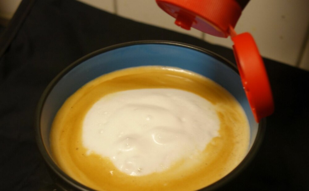 MELKEKLATT: Fyll en skje med melkeskummet du har igjen, og klask det ned midt i koppen.