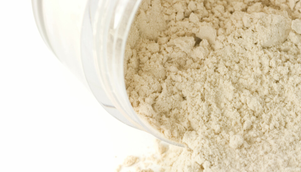 UNNGÅ DETTE: Mange av oss er vant til å bruke et mattende pudder som siste steg i sminkerutinene vår, men det faktisk kan få ung hud til å se eldre ut. Her er skjønnhetstabbene du bør unngå.