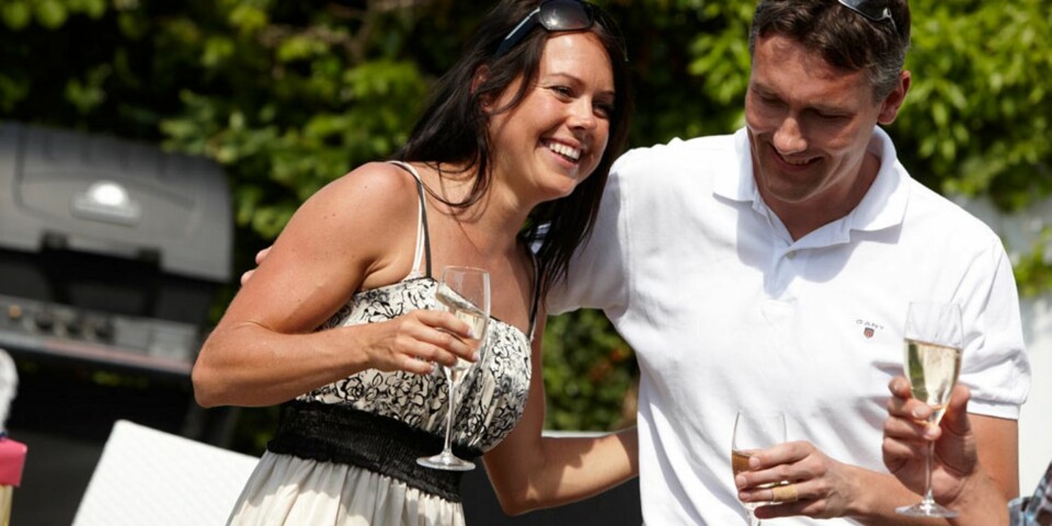 GOD SETTING: Christopher Sjuve mener at noe av det viktigste for å lære seg å like vin er riktig setting. For eksempel et passe nedkjølt hvitvinsglass en fin sommerdag.