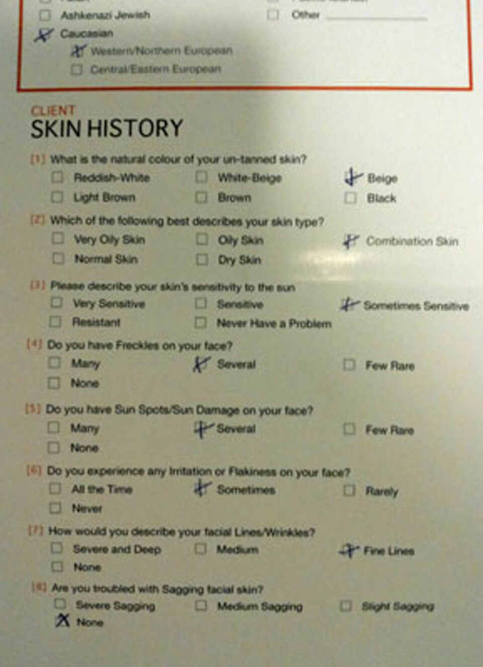 HUDHISTORIKK: Et skjema med utfyllende informasjon om huden måtte fylles ut.