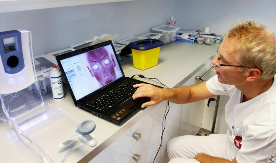 RESULTATER: Hudlege Henning Stang går igjennom resultatene av 3D-scanningen.