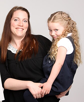 FLETTEMIA: Maria Sindre-Bjelke (35) her med datteren Emma Olivia (4) har fått titusenvis av Instagramfølgere på å vise hvordan du på ulike måter kan flette hår. 