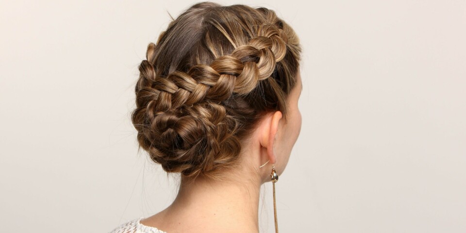 FESTFLETTE: Denne sommerlige fletten med hollandske fletter og tauflette blir en sikker vinner på årets store sommerfest!