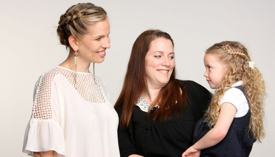 FLETTE HÅR: Maria Sindre-Bjelke (i midten) står bak den svært populære Instagram-kontoen @Flettemia, og viser oss oppskriften på fire fine fletter. Bla deg videre for å se steg-bilder og videosnutter.