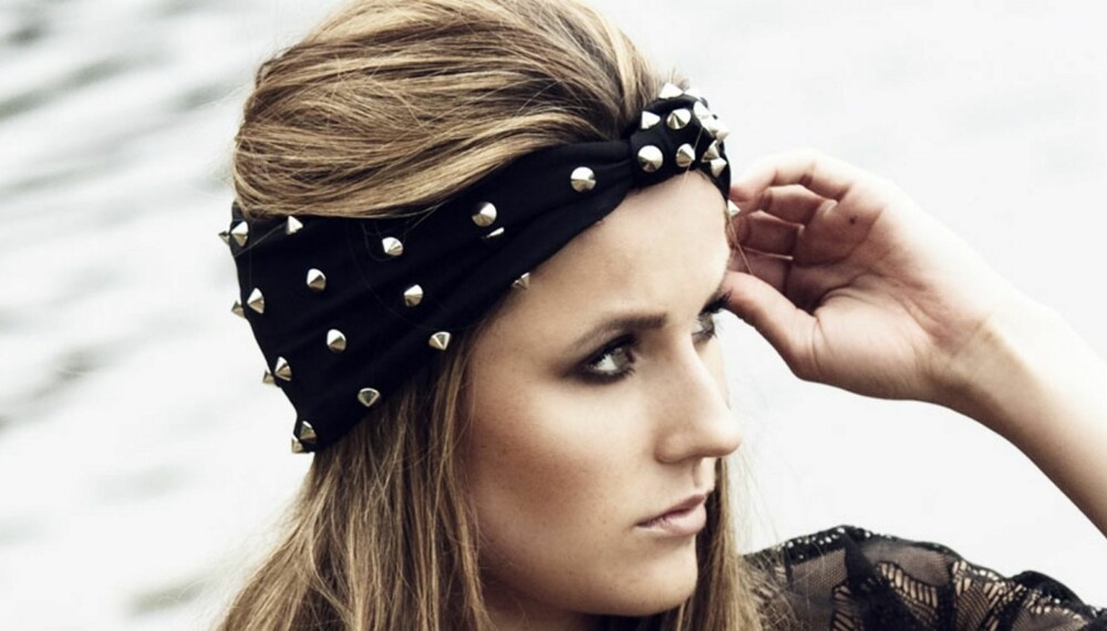 LØSER HÅRKRISEN: Noe så enkelt som et hårbånd med nagler kan løse en hver hårkrise, og er supertrendy denne høsten. Her viser modell Stine Marie K. Nelson hvordan du bruker det. Styling: Sølvi Bjørnevoll. LØSER HÅRKRISEN: Noe så enkelt som et hårbånd med nagler kan løse en hver hårkrise, og er supertrendy denne høsten. Her viser modell Stine Marie K. Nelson hvordan du bruker det. Styling: Sølvi Bjørnevoll.