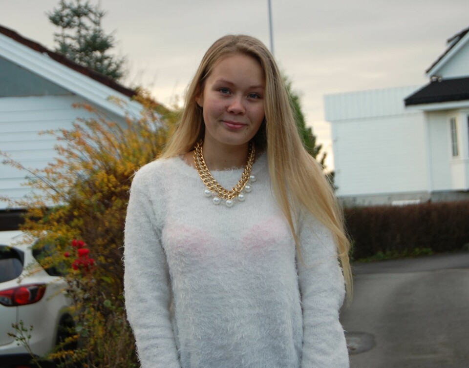 FORNØYD: Håret til Marlene Seljeskog Østebø vokser raskere etter at hun begynte å bruke hestesjampo. FOTO: Privat.