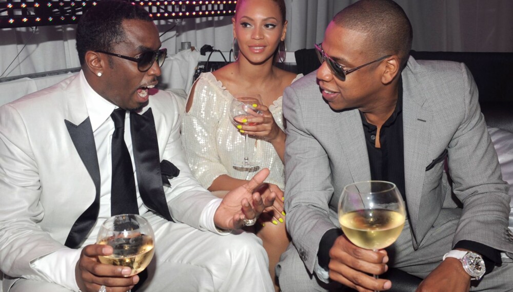 TRANGT: Beyonce sitter inneklemt mellom P. Diddy og Jay Z. Guttaboys ser ut til å ha det morsomst.