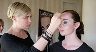 LEK MED KAJAL: Ida Engstrøm, makeupartist for Lancôme Norge, viser her hvordan man kan leke seg med kajal som en skygge på øyelokket.