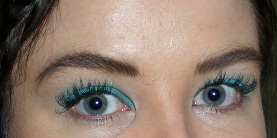 STERKE ØYNE: Å bruke en annen farge på øyenskyggen eller kajalen, eller legge glitter på lokkene, vil gjøre at du automatisk skiller deg ut på festen.