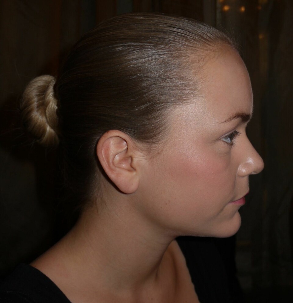 RIKTIG FARGE: Finn riktig farge på foundation ved å teste på kinnet, ikke på kjeven.