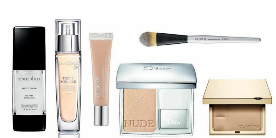 TIL ANSIKT: Begynn med primer for at sminken skal sitte, legg foundation med kost over, bruk concealer for å å skjule mørke ringer under øynene og å skjule kviser. Påfør highlighter for å fremheve trekkene dine, for eksempel på det høyeste punktet på kinnbeina, eller ved amorbuen for å få leppene til å virke fyldigere. Du avslutter med enten et gjennomsiktig fikseringspudder eller pudder i samme nyanse som din egen hud for å få sminken til å holde lenger. Produktene her: Smashbox Photo Finish Primer, 260 kr, Lancôme Teint Miracle foundation, 395 kr, Clinique All About Eyes Concealer, 175, Dior Nude Shimmer, 410 kr, Clarins Ever Matte Shine Control Mineral Powder Compact, 265 kr, Kicks Professional Foundationpensel 203, 100 kr.