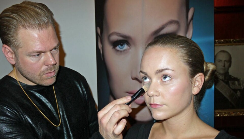 REN HUD: Makeupartist Henrik Steen legger foundation på en av modellene under Lancômes lansering.