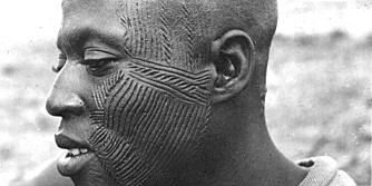 TRADISJONER: Skikken med å skjære mønster inn i huden, kommer fra Afrika der denne kroppskunsten har lange tradisjoner.