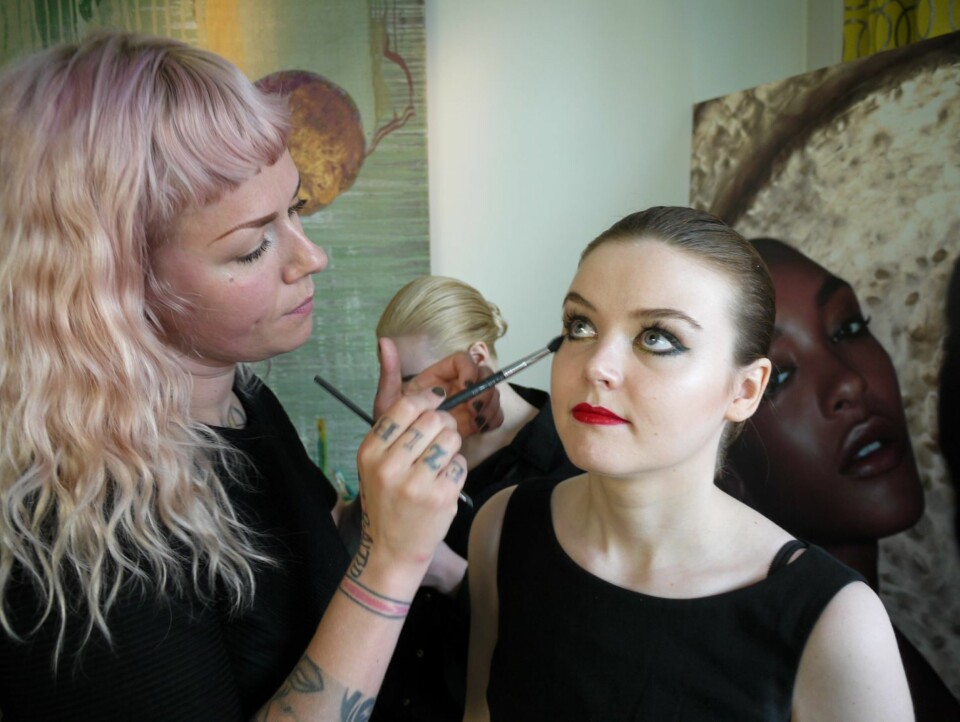 ØYNE OG MUNN: - Har du en fin hud, ikke dekk den til! Bruk en god foundation og en lett, lysreflekterende concealer hvis du trenger ekstra dekke, men la huden synes gjennom sminken, sier makeupartist hos YSL, Zenia Jæger.