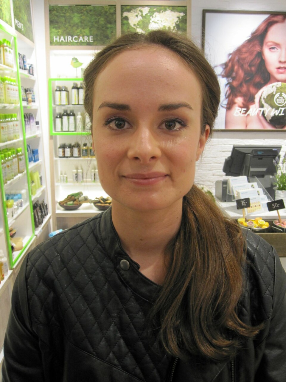 ETT MINUTT: I utgangspunktet trenger du ikke mer enn mineralfoundation i sommer, og det bruker du ett minutt på om morningen, mener Tore Petterson. Han brukte derimot litt mer tid på å sminke modellen sin her.