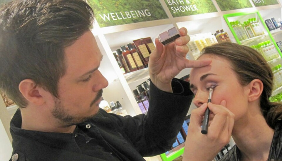 FRISK SOMMERLOOK: Så lite sminke som mulig på huden er det beste i sommer. Frisk heller opp med farger på øynene. Her sminker Tore Petterson modellen med en lilla øyeskygge.