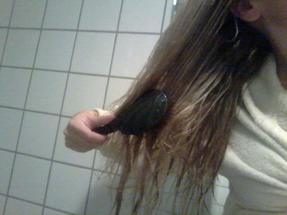 NEI: Det er ingen god idé å gre håret mens det er vått. FOTO: Linn M. Rognø.