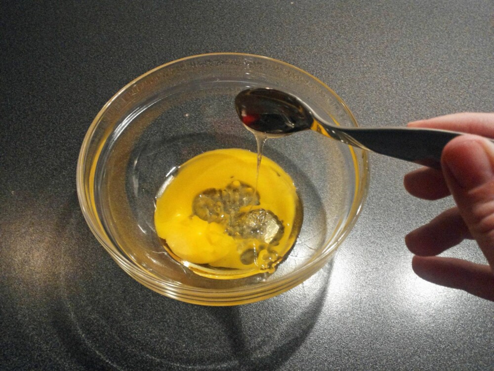 HJEMMELAGET HÅRKUR: 1 eggeplomme, tre te-skjeer olivenolje og en te-skje honning puttes i håret for å pleie og forebygge splittede tupper. FOTO: Linn M. Rognø.