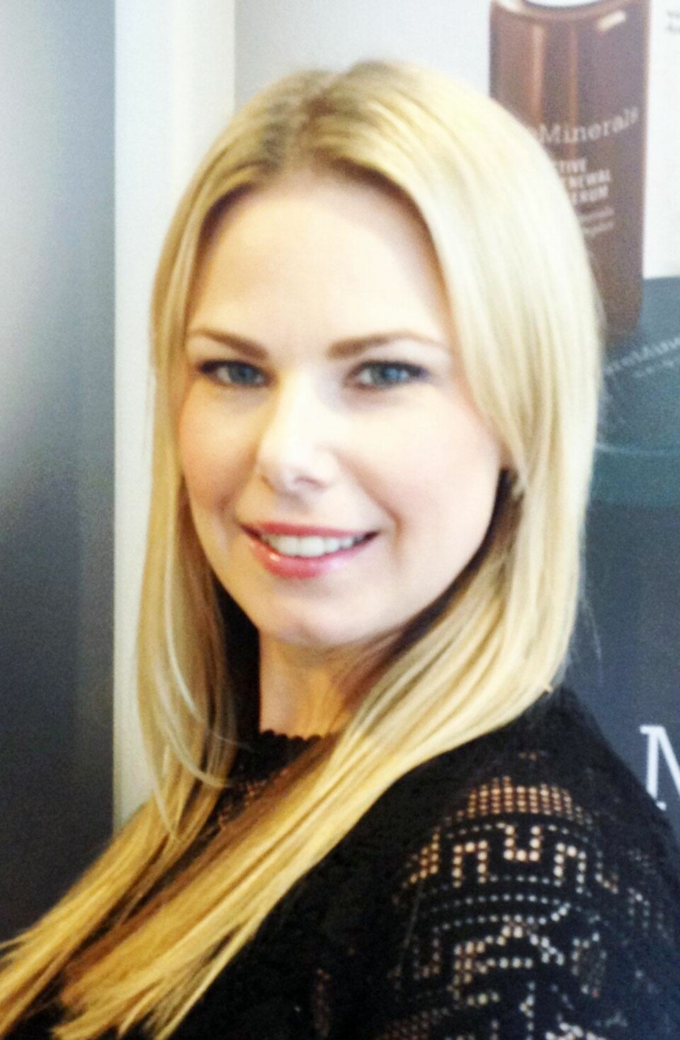 SMARTE LØSNINGER: Line Alm, produktsjef for bareMinerals, anbefaler blant annet å starte med øyesminken først hvis man skal legge en sotet makeup.
- Deretter legger jeg foundation på ansiktet, sier hun. FOTO: Privat.