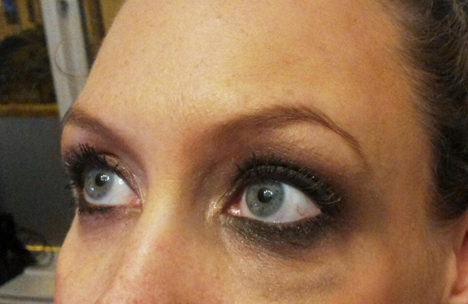 GRISETE: Å legge en sota look kan bli grisete. Derfor anbefaler Alm å legge skyggen før foundation slik at du kan 'rydde opp' under øynene etterpå. FOTO: Linn M. Rognø.