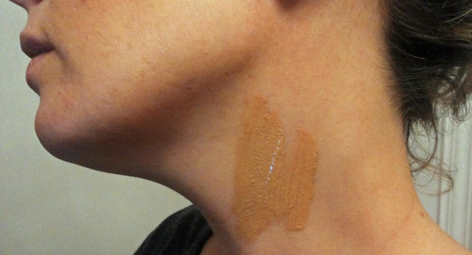 TEST PÅ HALSEN: Siden halsen din ikke er utsatt for så mye sol som ansiktet ditt er, er det bedre at du tester ut hvilke foundationfarge som matcher din hud der. Det vil gi deg et realistisk inntrykk av hvilken farge du skal velge. FOTO: Linn M. Rognø.