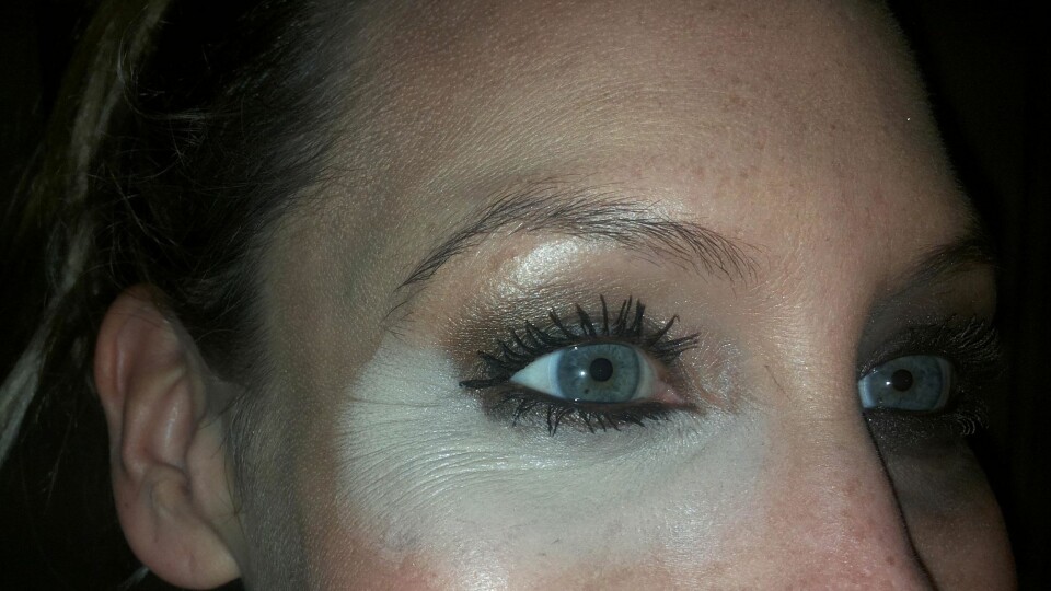 FREMHEVER RYNKER: - Bruk minst mulig concealer under øynene, for mye produkt fremhever rynker, sier Berglund. FOTO: Linn M. Rognø.