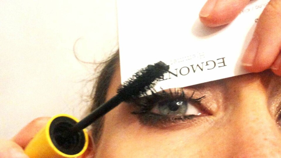 BRUK ET BUSINESSKORT: Når du legger maskara på øvre vipper. På denne måten kan du bruke litt ekstra mye maskara og se godt at alle vippene får farge. FOTO: Linn M. Rognø.