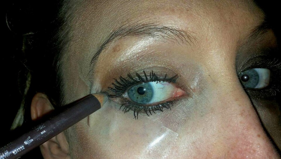 TAPE UNDER ØYET: Legg tape langs vippekanten under øynene, litt på skrå oppover før du begynner å tegne en linje langs vippene og oppover for å forme 'katteøyne'. Du kan også bruke tape under øynene når du skal legge øyenskygge som drysser litt. FOTO: Linn M. Rognø.