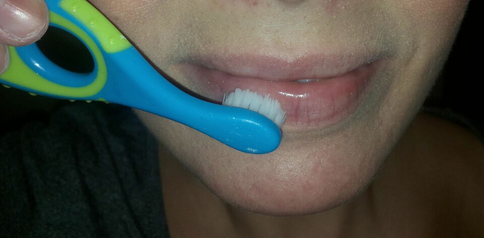 LEPPESKRUBB: Før du legger første lag med leppestift, kan du bruke en babytannkost til å skrubbe leppene dine med. FOTO: Linn M. Rognø.